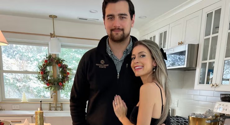 Молода пара позує на оновленій кухні в затишному будинку в Коннектикуті