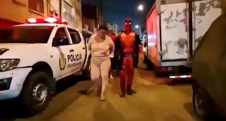 Хэллоуин, полиция Перу, Дэдпул, преступница в розовом