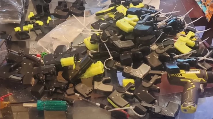 Чоловік здав не справжні пістолети, а надруковані фрагменти вогнестрілів