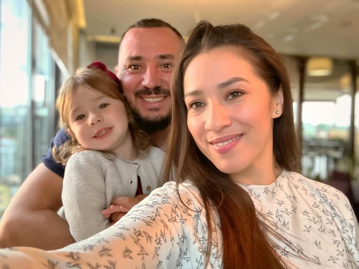 Наталка Карпа с мужем и дочерью