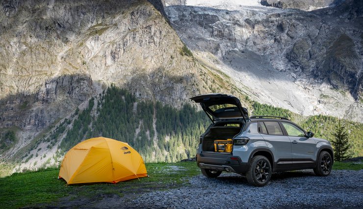 джип і палатка, Jeep Avenger 4xe, Jeep Avenger, новий Jeep Avenger, Кросовер Jeep