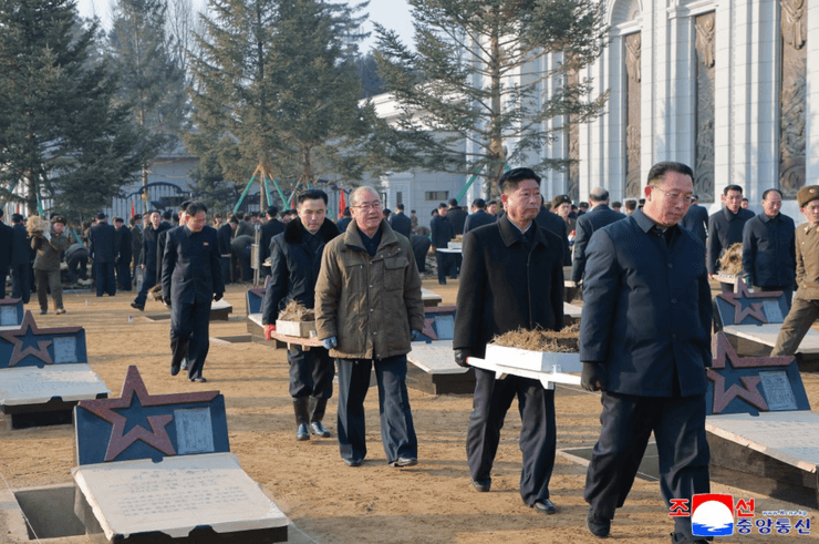 Участники озеленяют участки возле могил солдат