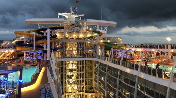 Пассажиров круизного лайнера Symphony of the Seas тайно снимали на видео в ванных комнатах