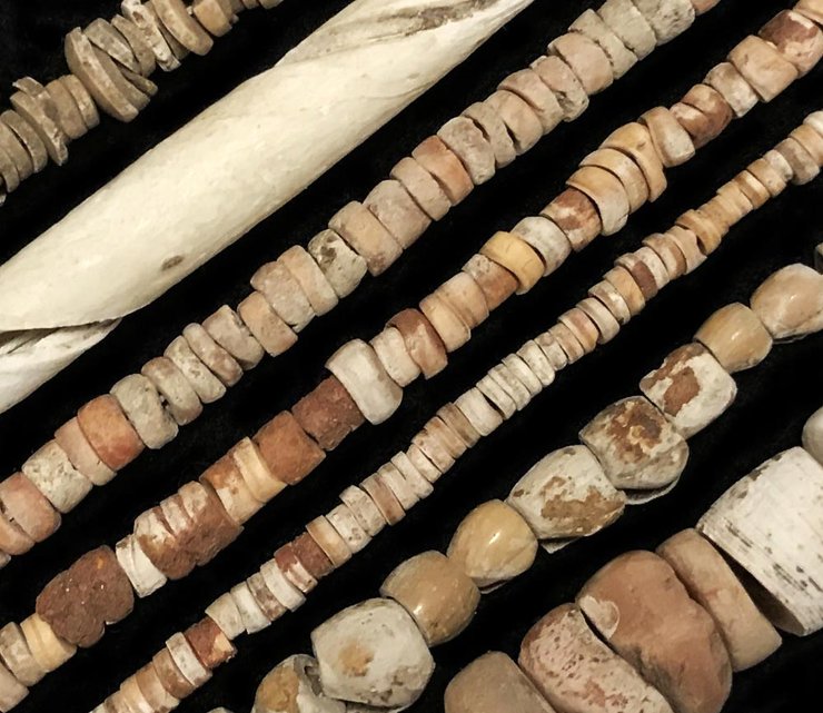 деньги, бусины, ракушки