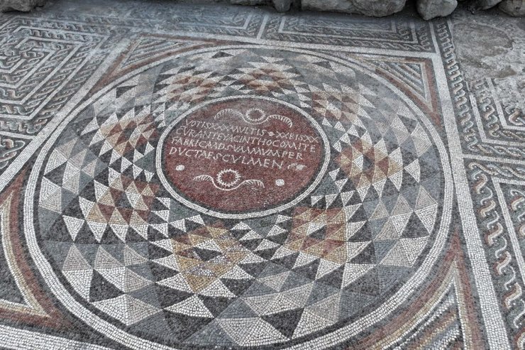 Открытие напольной мозаики в Каппадокии, Раскопки древней виллы в Кайсери, Археологическая находка в Центральной Анатолии, Исторические мозаичные надписи, Культурное наследие Кайсери, Остатки анатолийской цивилизации