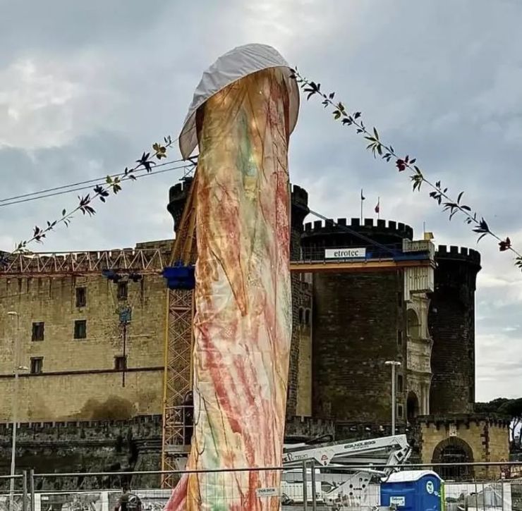 Скульптуру итальянского дизайнера Гаэтано Пеше высмеяли в сети, курьезы, мемы, приколы