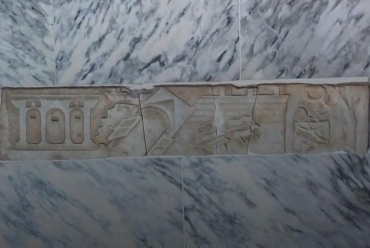 Стародавня знахідка, Помпеї, справжній артефакт, підробка в музеї, артефакт, камені часів Помпей, прикраса, під сходами,