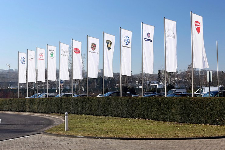 Флаги брендов, входящих в состав Volkswagen