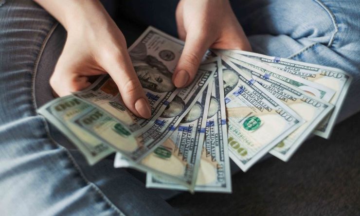 Ослабление доллара происходит вследствие бегства инвесторов, выбирающих золото и другие валюты