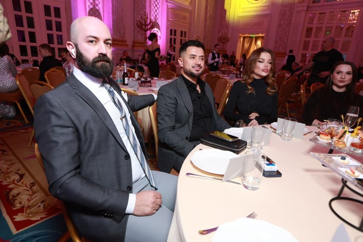 Елі Рукосс, Мурат Налкакіоглу в супроводі супутниці