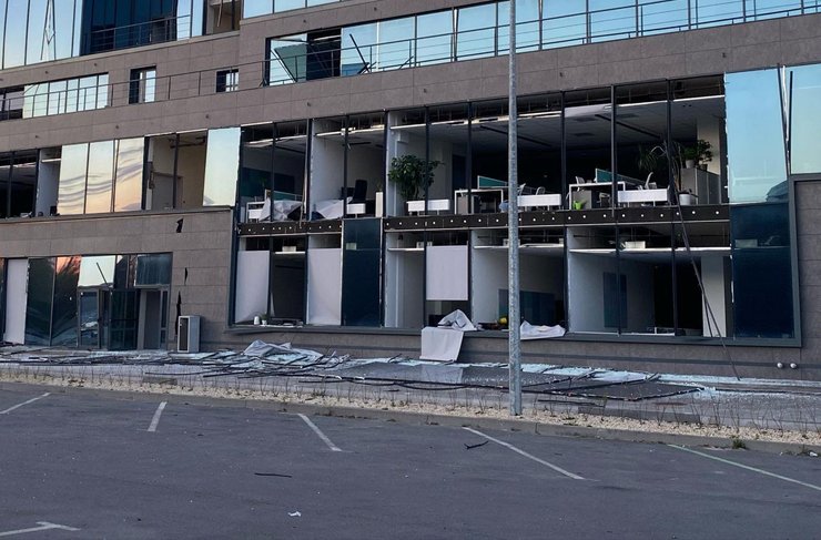 Обстріл Дніпра, 18 квітня, офісний центр, фото