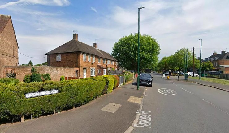 Автомобиль пробил стену и оказался в гостиной спящей семьи из Великобритании