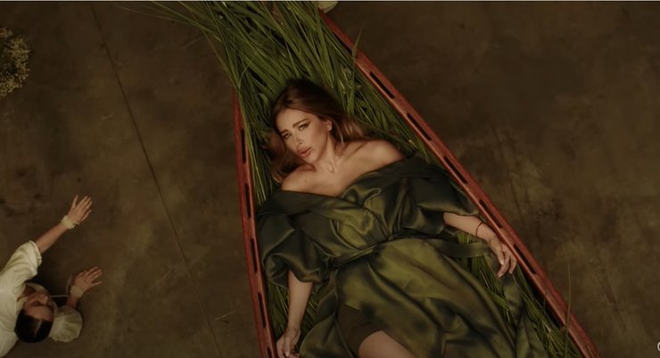 Ани Лорак в лодке