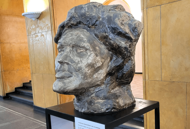 бюст Костенко во львове