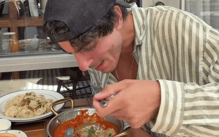 Блогер ест голубцы со сметаной