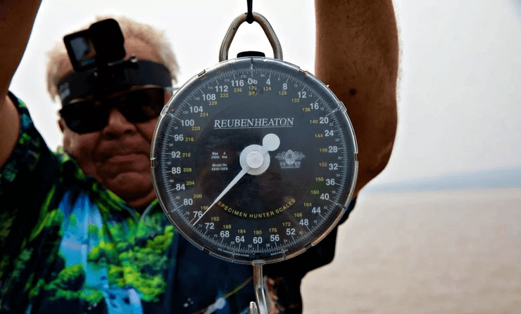 Мужчина поймал редкую рыбу, которая может нападать на крокодилов