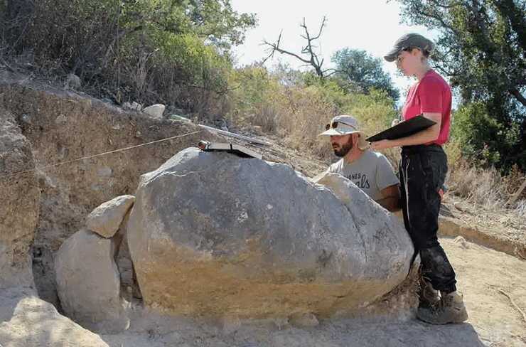 находка Менгира, история, археология, древние люди, доисторический каменный памятник, эпоха неолита, археологические раскопки, древние религиозные символы