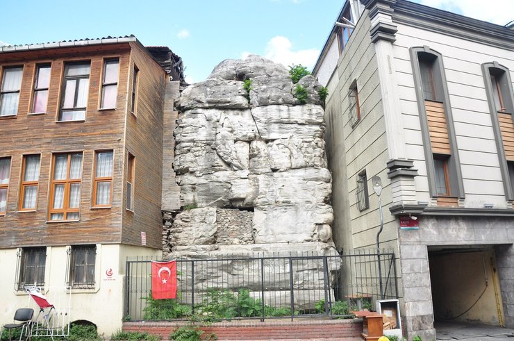 Фрагменти колони зберігаються у музеї