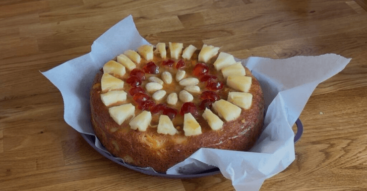 Домашній фруктовий пиріг з ананасом, вишнею і горіхами, приготований і заморожений за кілька тижнів до Різдва