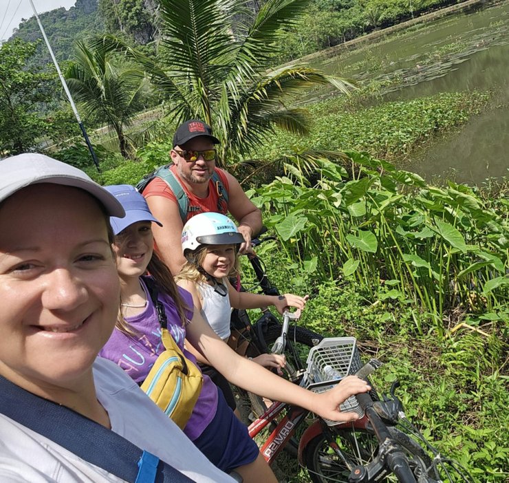 Семья путешествует по миру