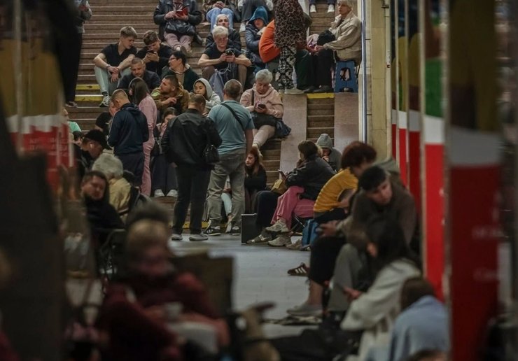фото людей у метро у Києві 15 червня