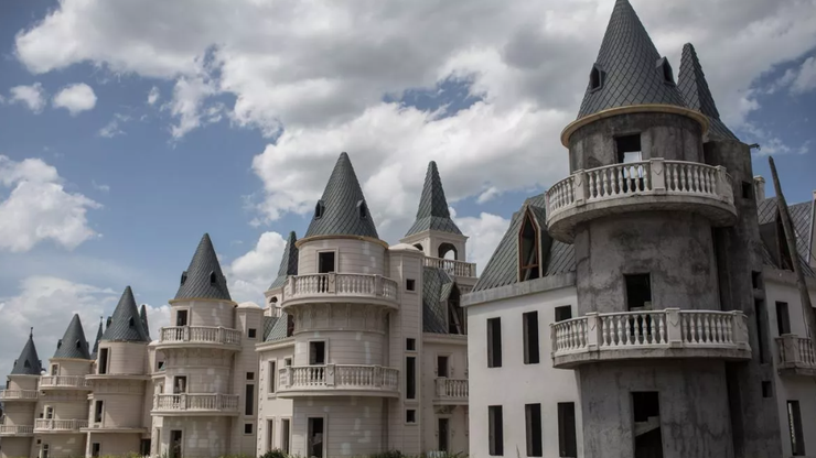 Турецкий городок Бурдж-аль-Бабас, город-призрак, жилье, объекты недвижимости, виллы похожие на замки, дома