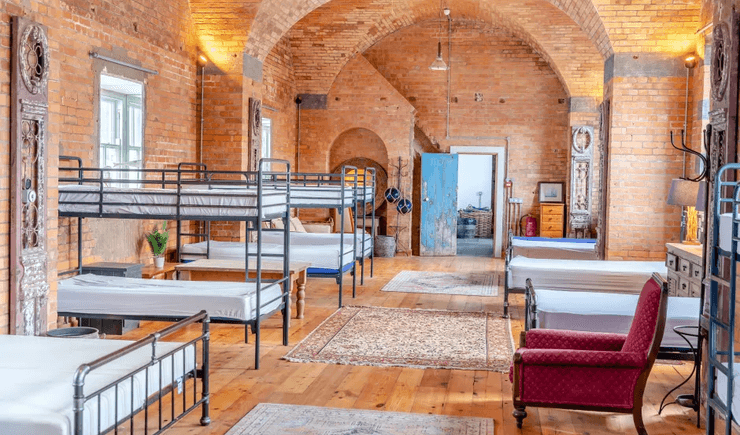 Внутрішній інтер'єр форту XIX століття з ліжками для гостей і цегляними склепіннями