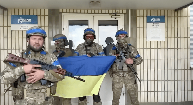 ЗСУ у Суджі з прапором України після наступу у Курській області РФ