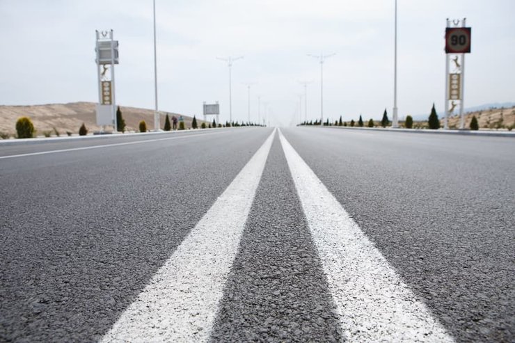 Полиция, мигалки, дорожное движение, водитель получил штраф, штраф за вождение, автомагистраль, рядом с другой машиной,