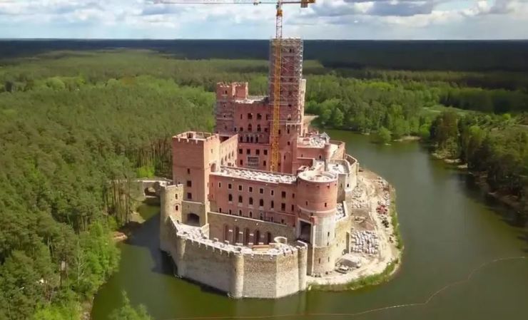 Замок посреди заповедника в Польше, недвижимость, интересные локации, странные места, туризм, путешествия