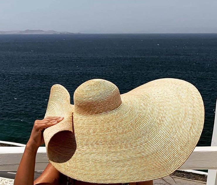 фото, широкополая шляпа, шляпа интроверта, пляжная мода, 2020