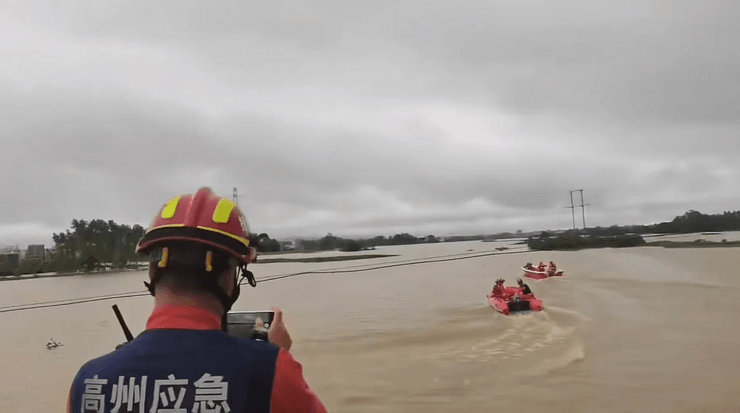 Втекли 70 крокодилів, шукають крокодилів, 70 крокодилів, крокодиляча ферма, повінь, сильні дощі, рятувальники,