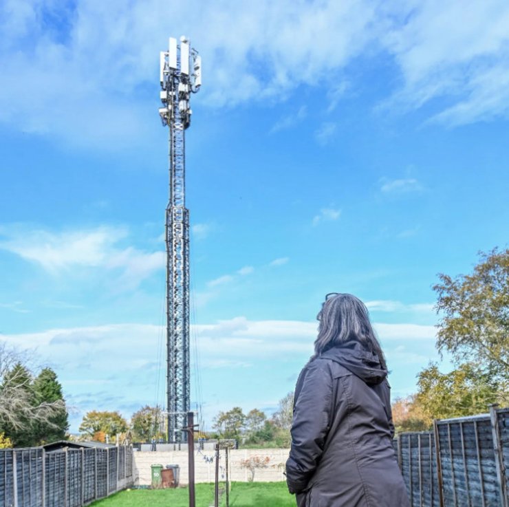 30-метрова споруда знаходиться за 1,8 метра від краю садів мешканців