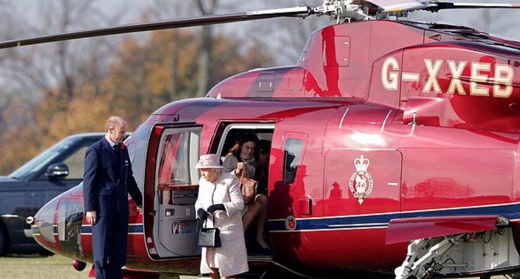 Красный восьмиместный Sikorsky принадлежал королеве Елизавете II