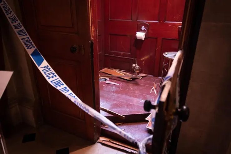 золотий унітаз