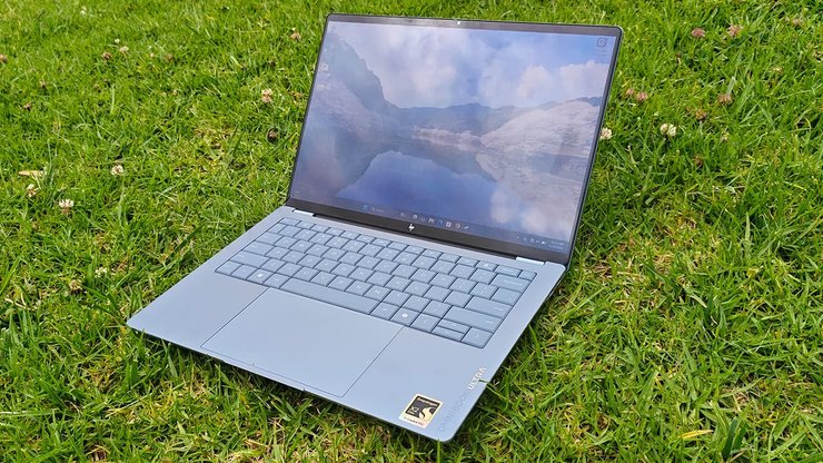 Дисплей HP OmniBook Ultra 14 на вулиці