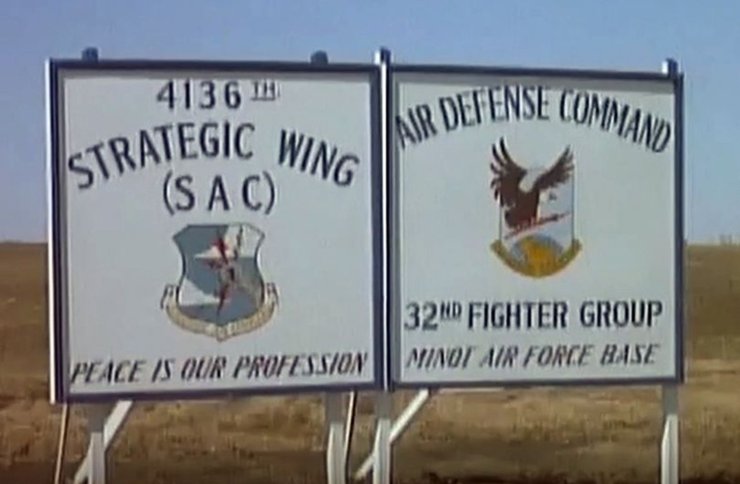 НЛО, небо, нічне небо, військова база, НЛО над військовою базою, база ВПС США, атака НЛО, напад НЛО