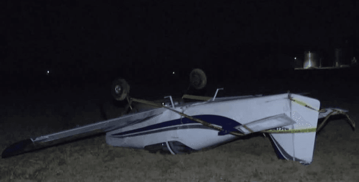 Самолет, ночь, поле, ферма, перевернулся самолет, авиакатастрофа, самолет в поле