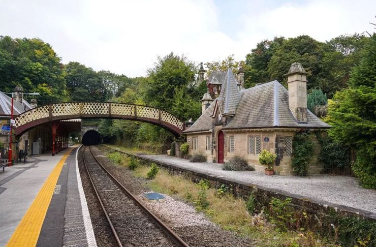 Пара отремонтировала старую железнодорожную станцию, которая оказалась культовым местом, в чем секрет этого сооружения