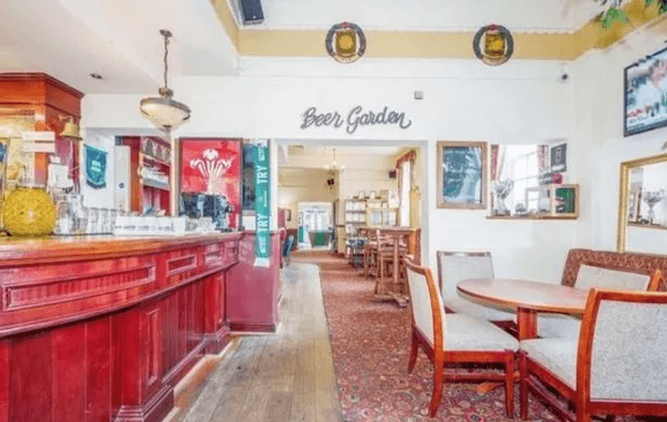 Сім'я живе в пабі, подружжя живе в барі, покинутий паб, бар, купили бар замість будинку, шукали будинок мрії, житло, подружжя