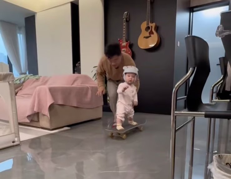 Катание на скейте в квартире