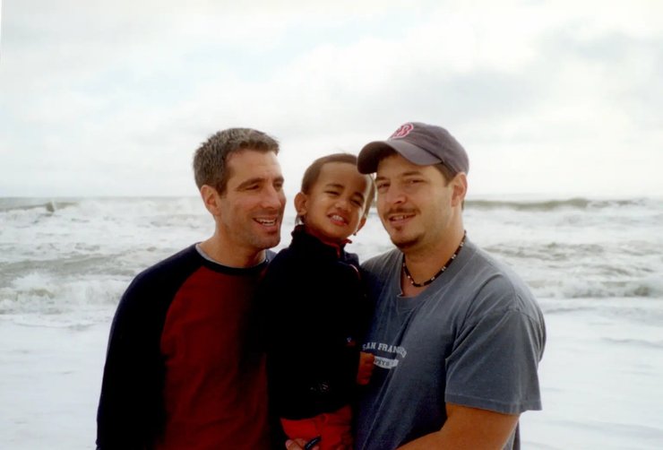 Дэнни и Питер держат уже усыновленного Кевина на руках