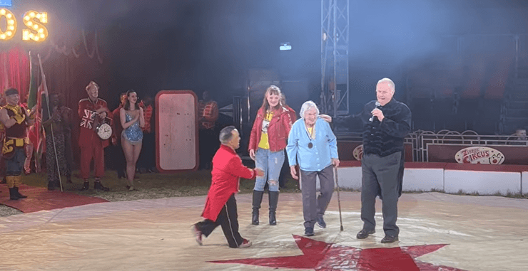 Цирк, пенсионерка, шоу, выступление, метание ножей, Zippo, артисты