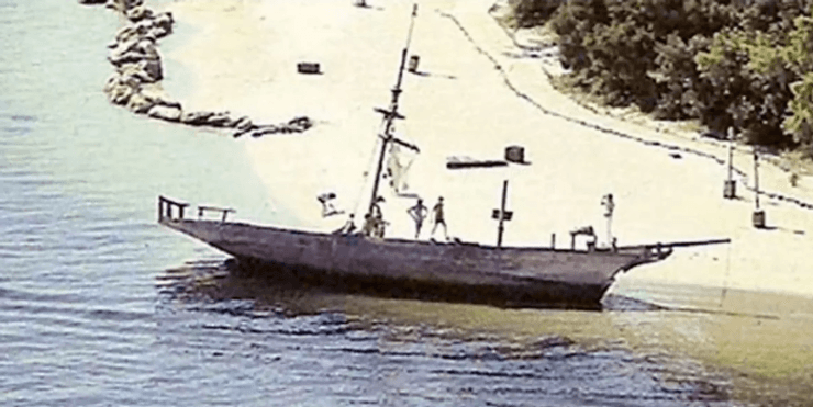 Старая лодка на Острове приключений