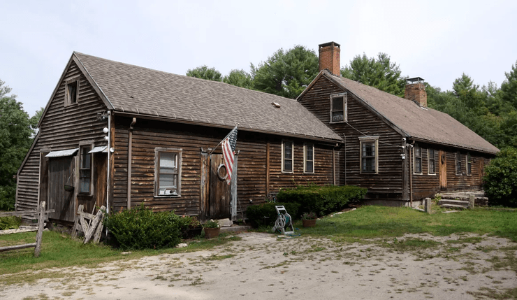 Будинок із привидами, будинок із фільму Закляття, будинок із привидами, чоловіка звільнили через привида, скарга привида, медіум
