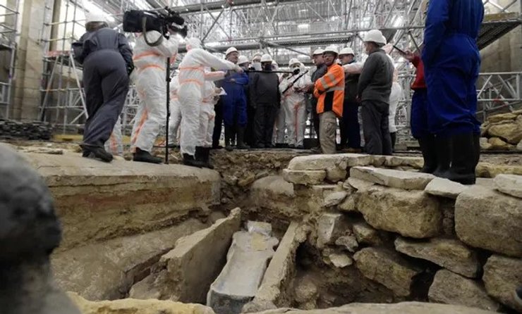 стародавнє поховання, свинцевий саркофаг, Париж