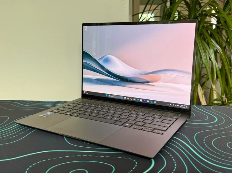 Ноутбук Asus Zenbook S 14 на столі