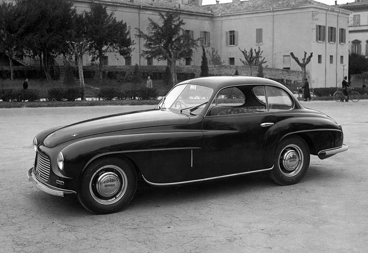 Ferrari 166 Inter, перша дорожня модель компанії, оснащувалася двигуном V12 робочим об'ємом всього 2 літри