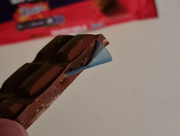 Знахідка у плитці молочного шоколаду, цікаві історії з життя, бракований товар, Велика Британія