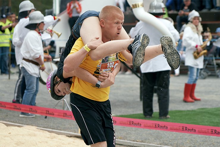 спорт, странные игры, метание пирогов, сырная гонка, ношение жен